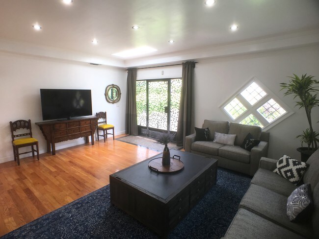 Foto del edificio - 355 Westbourne Dr