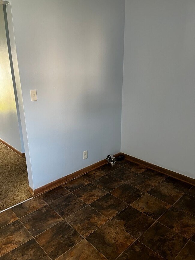 Building Photo - 1 bedroom 1 bathroom duplex available Now!