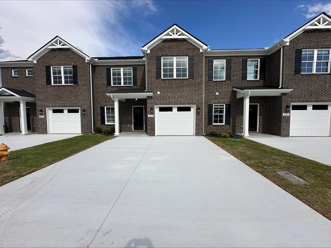 Foto principal - BRAND NEW 4 Bed 3 Bath Townhome Near The H...