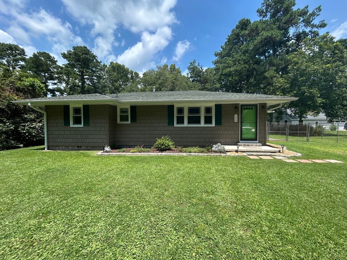 Foto principal - Ranch Style Home in Prime Location