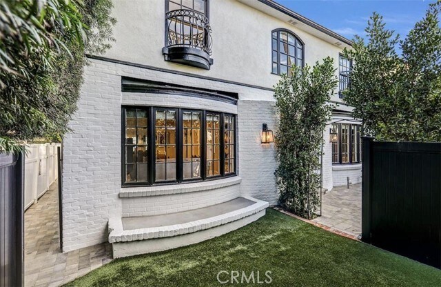 Building Photo - 725 N Doheny Dr