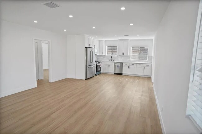 Foto del edificio - 21330 Lemarsh St