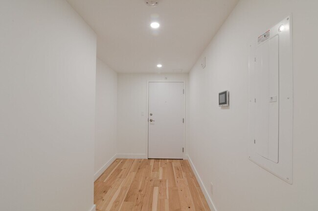 Building Photo - 3460 Rue Peel