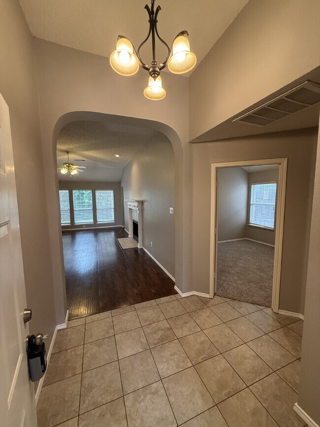 Foto del edificio - Charming 3 Bedroom Haven with 2 Full Baths in Fort Worth. Spacious 1748 Sq. Ft. Retreat on Comfor...