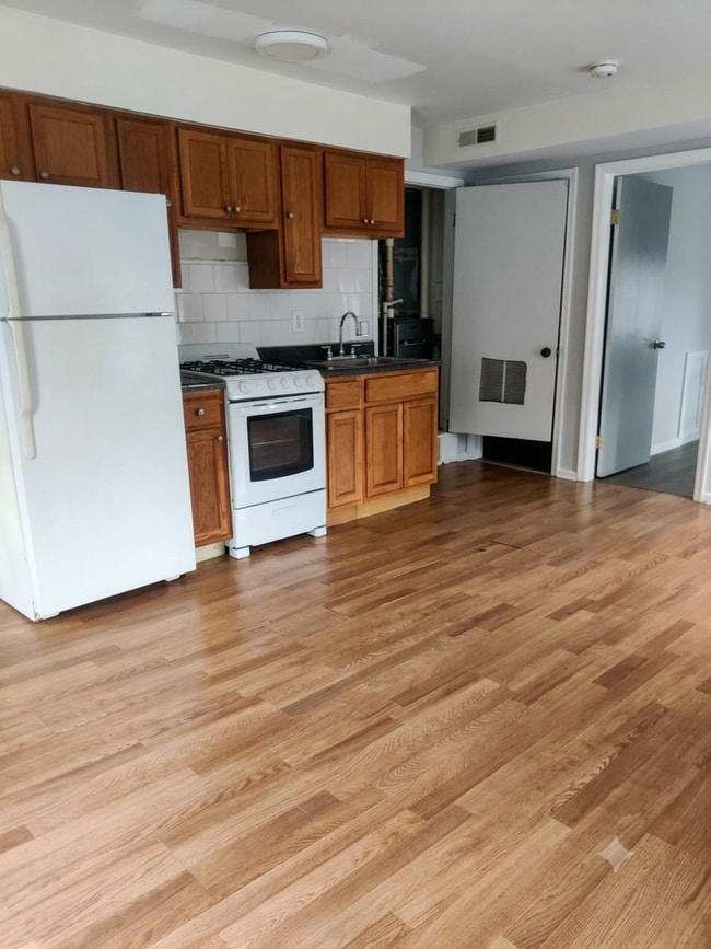 Photo - 514 W Queen Ln, Apartment
