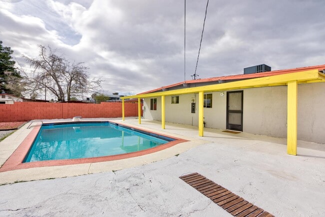 Building Photo - 3008 Lawndale St