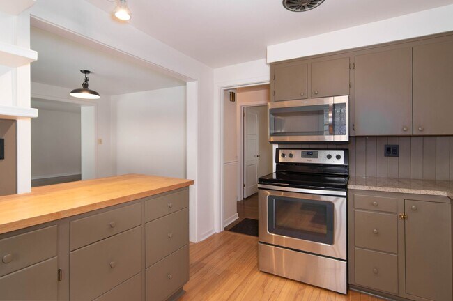 Building Photo - Beautifully updated 3 bed 1.5 bath South h...