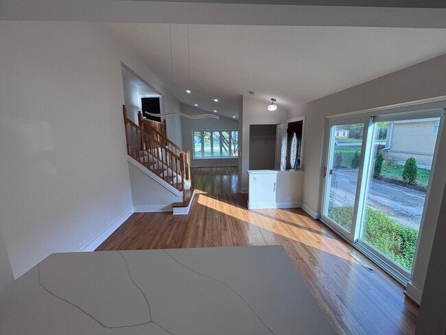 Building Photo - 532 Warren Rd