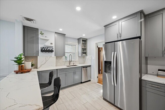 Foto del edificio - 16 Hickory Rd