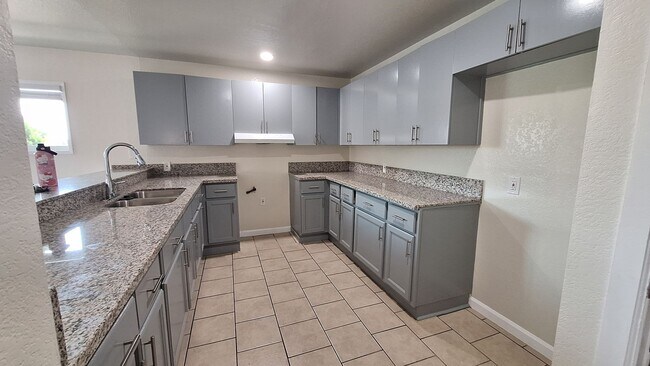 Foto del edificio - 13230 Cordary Ave