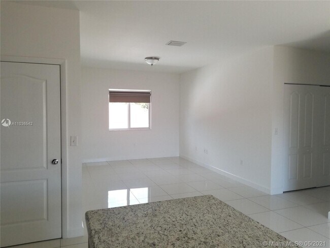 Foto del edificio - 1049 SW 11th St