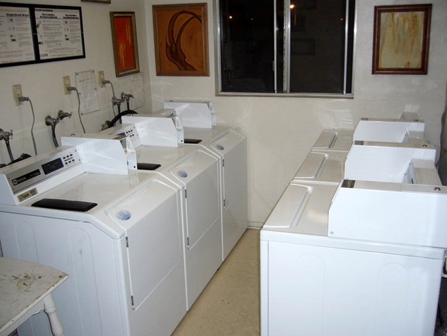 Laundry Facilities - 1140 Venice Blvd