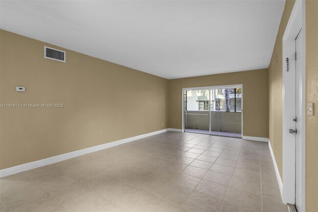 Foto del edificio - 7929 SW 104th St