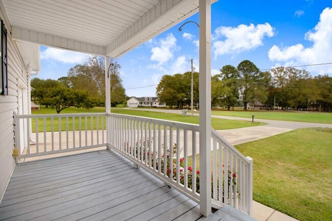 Building Photo - WONDERFUL 3 BR, 2 BA w/ attached garage *D...