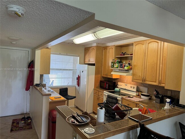 Building Photo - 3551 Inverrary Dr