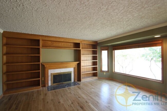 Building Photo - 13101 SE Laver St