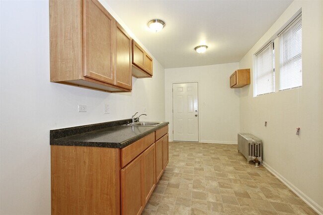 Foto del edificio - 7651 - 7653 S Loomis Blvd