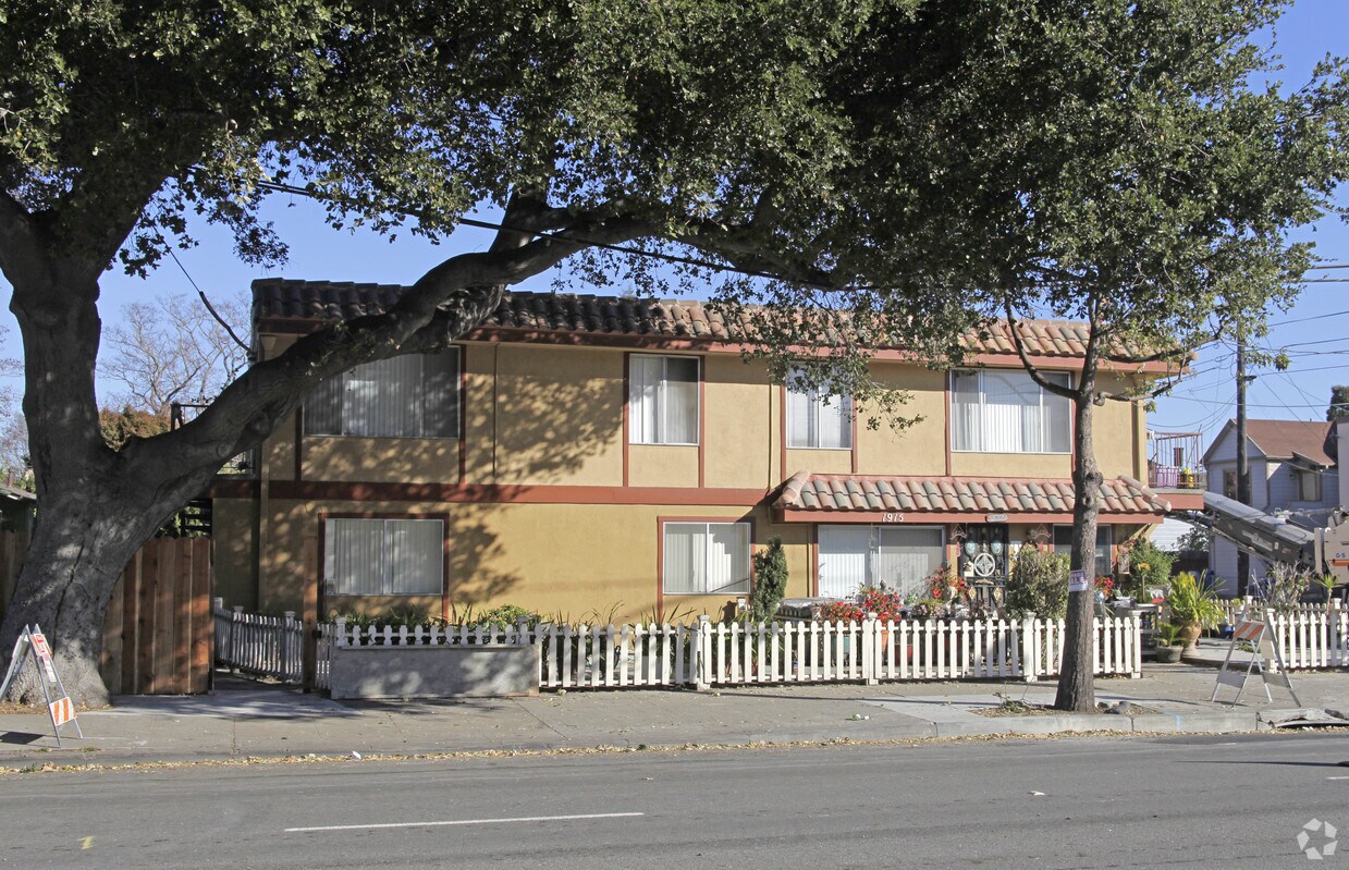 Building Photo - 1915 Lincoln Ave