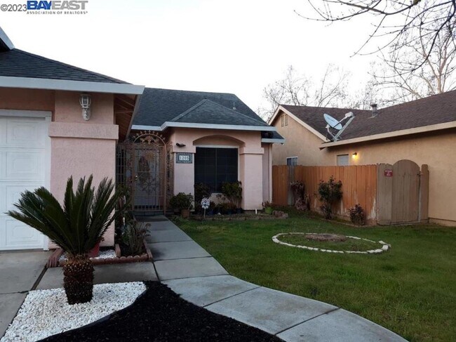 Foto del edificio - 1205 Cribari Dr