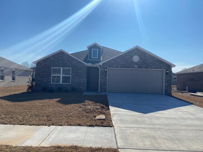 Building Photo - *Start 2026 Rent FREE!* Three Bedroom | Two Bathroom Home in Conrad Court