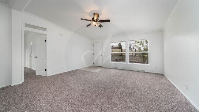 Building Photo - Spacious 4 Bedroom Near Woodman & Black Fo...