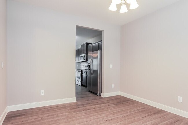 Building Photo - Spacious 4 bedroom home with main level of...