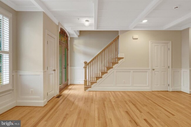 Building Photo - 229 Locust St SE