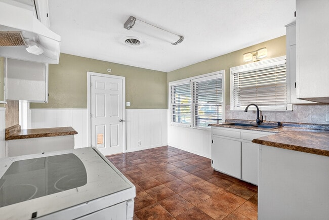 Foto del edificio - 1801 S 47th St