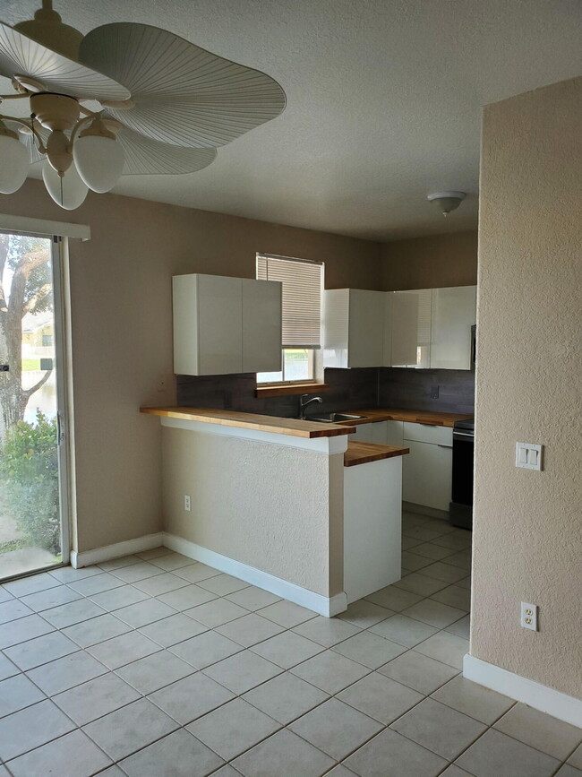 Building Photo - 2209 Shoma Dr