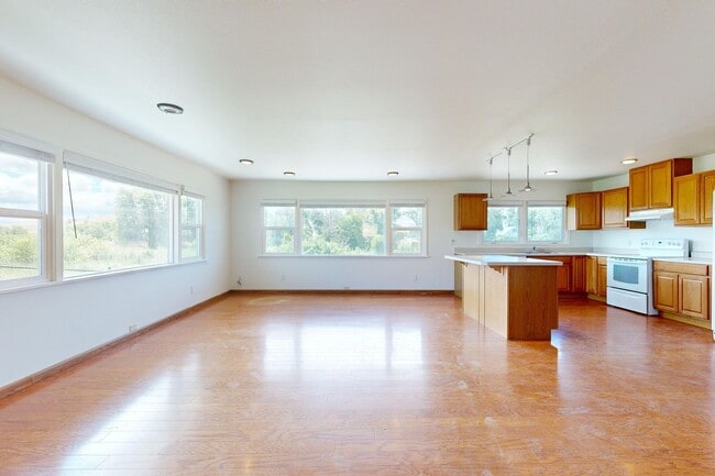 Building Photo - Farmhouse - Showings now Available