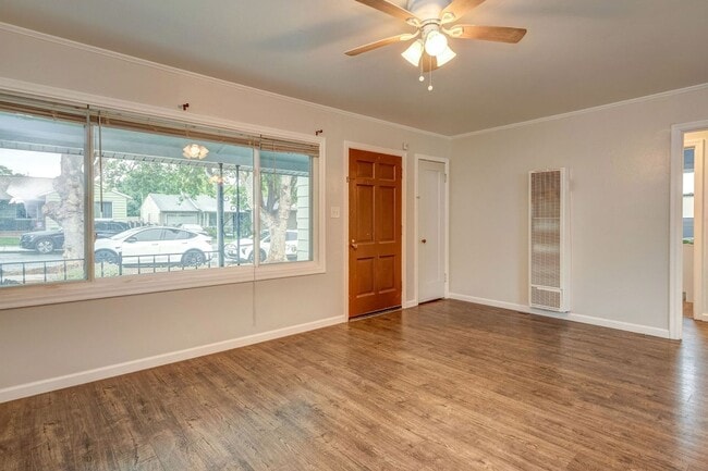 Building Photo - 566 Russell St