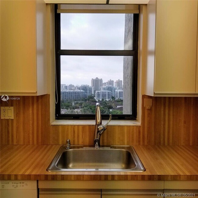 Foto del edificio - 18181 NE 31st Ct