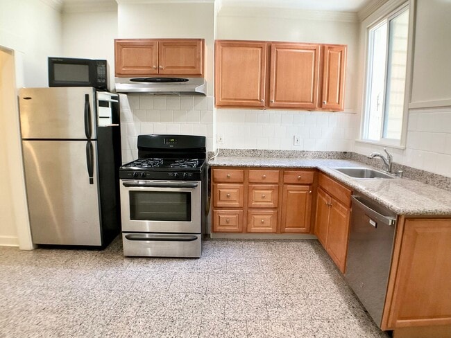 Building Photo - LARGE 3BR In Pac Heights. In-Unit Laundry!...
