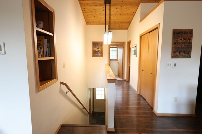 Building Photo - Large Condo with Garage