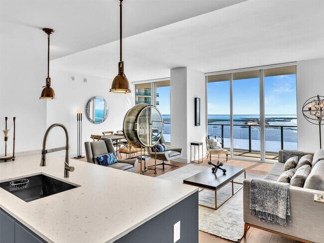 Foto del edificio - 1300 Brickell Bay Dr