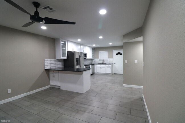 Building Photo - 2 br, 1 bath 4plex - 1 North Naco Way 1