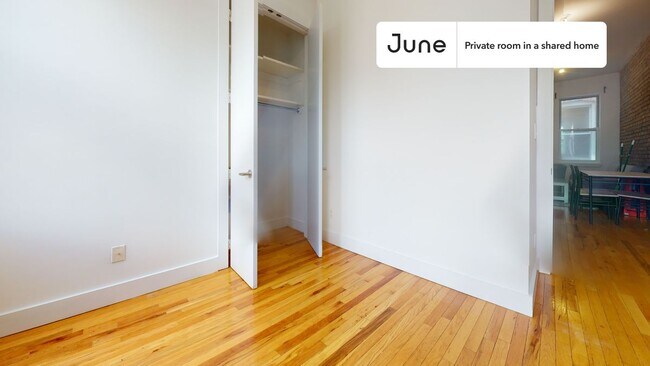 Foto del edificio - Private bedroom in 3 bed/1 bath Home