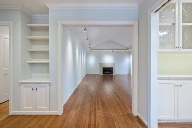 Foto del edificio - Charming 3-Bedroom Home with Office in desirable Old Palo Alto neighborhood Avail Feb 7th