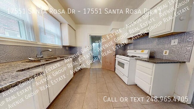 Foto del edificio - 17551 Santa Rosa Dr