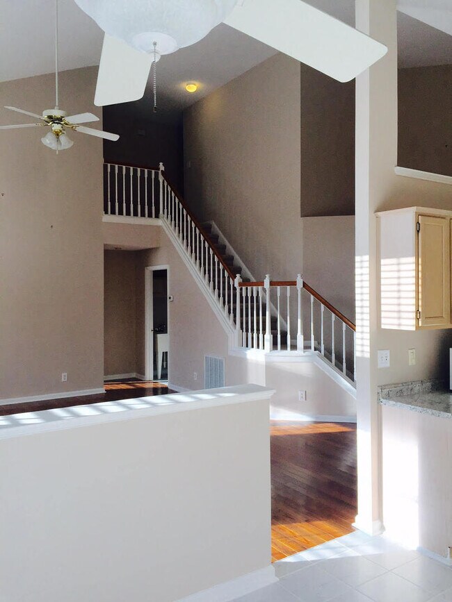 Foto del edificio - Elegant 4 Bedroom 2.5 Bath House w/ Primary Suite on 1st Floor + a Fenced-in Backyard @ Park Vill...