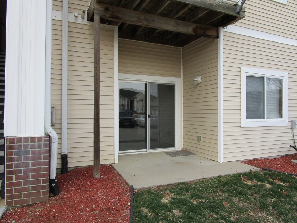 2323 E Porter Ave, Des Moines, IA 50320 Townhome Rentals in Des