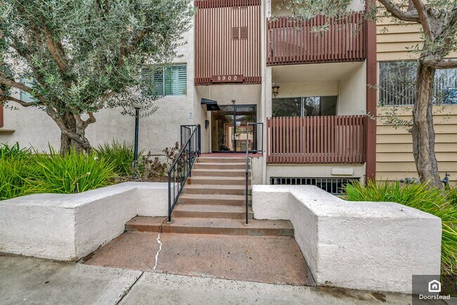 Building Photo - 5900 Canterbury Dr