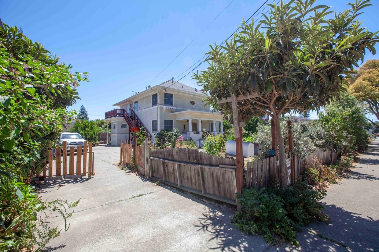 659 Estudillo Ave Unit Upper, San Leandro, CA 94577 Room for Rent in