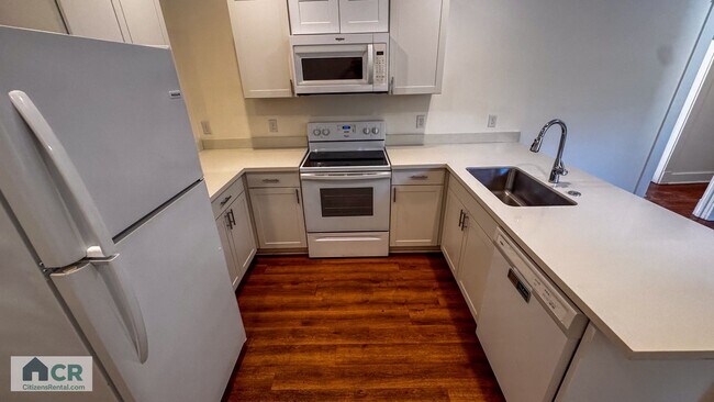 Building Photo - 5bd/2ba Near Campus and Broadway! Text (510)-631-1171 for more info!
