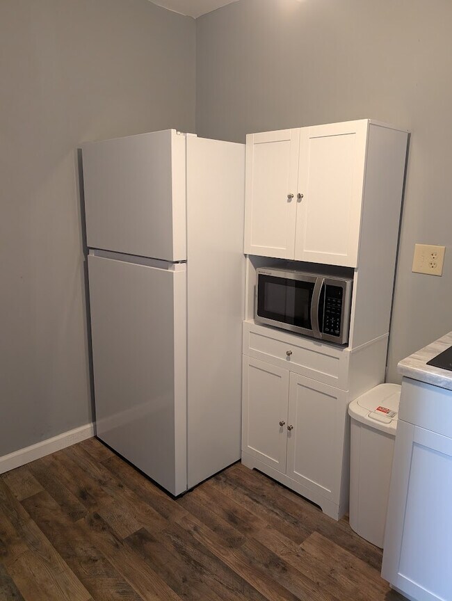 Foto del edificio - Room in Apartment on Karl Ct
