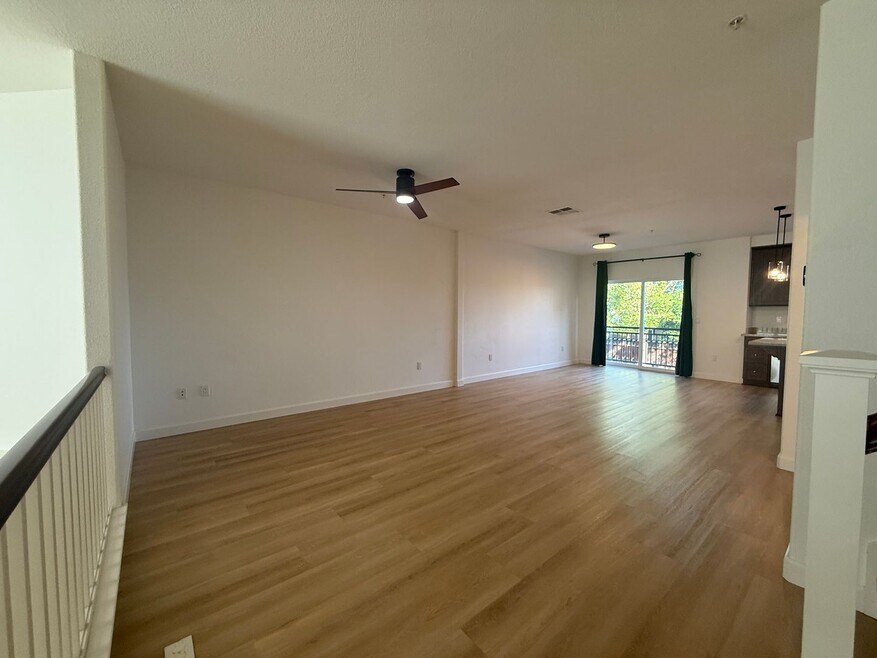 Beautiful and Modern 3 Bedroom 2.5 Bath Townhome in Montecito Vista Area
