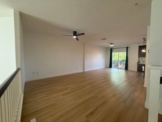 Foto del edificio - Beautiful and Modern 3 Bedroom 2.5 Bath Townhome in Montecito Vista Area