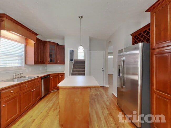 Building Photo - 316 Lone Oak Dr