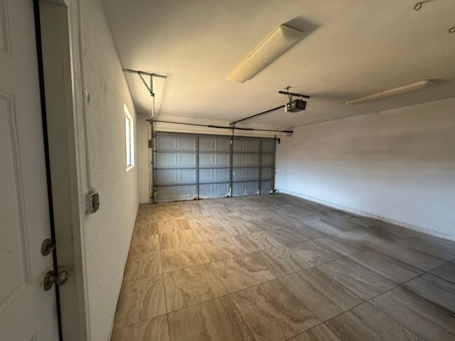 Building Photo - 630 105th Ave N