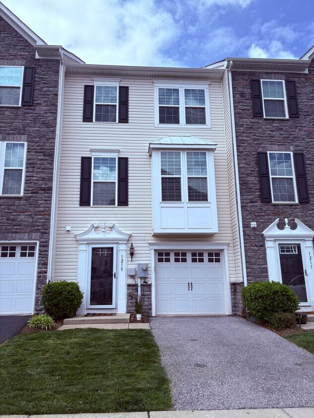 Primary Photo - Spacious 2/2.5 Townhouse at Regents Glen-Y...